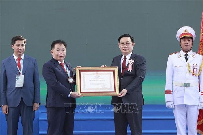 Thừa ủy quyền Chủ tịch nước, Chủ tịch Quốc hội Vương Đình Huệ trao Huân chương Lao động hạng Nhất cho Học viện Tài chính. Ảnh: Doãn Tấn/TTXVN