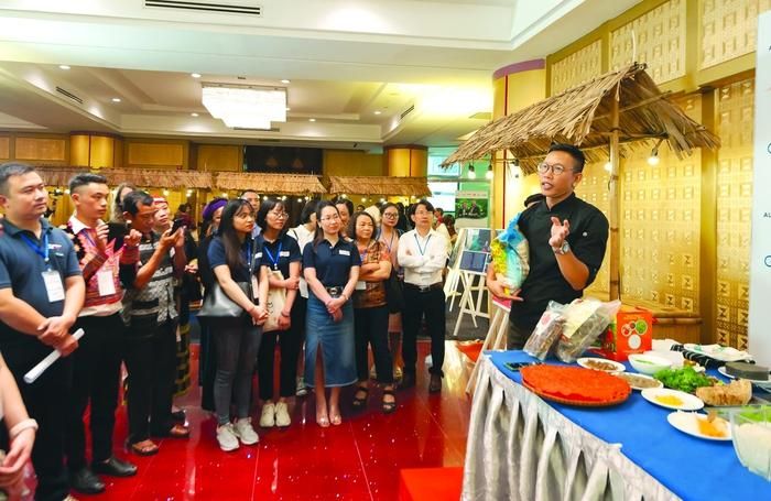 Đầu bếp Nguyễn Mạnh Hùng giới thiệu với khách tham quan về ẩm thực