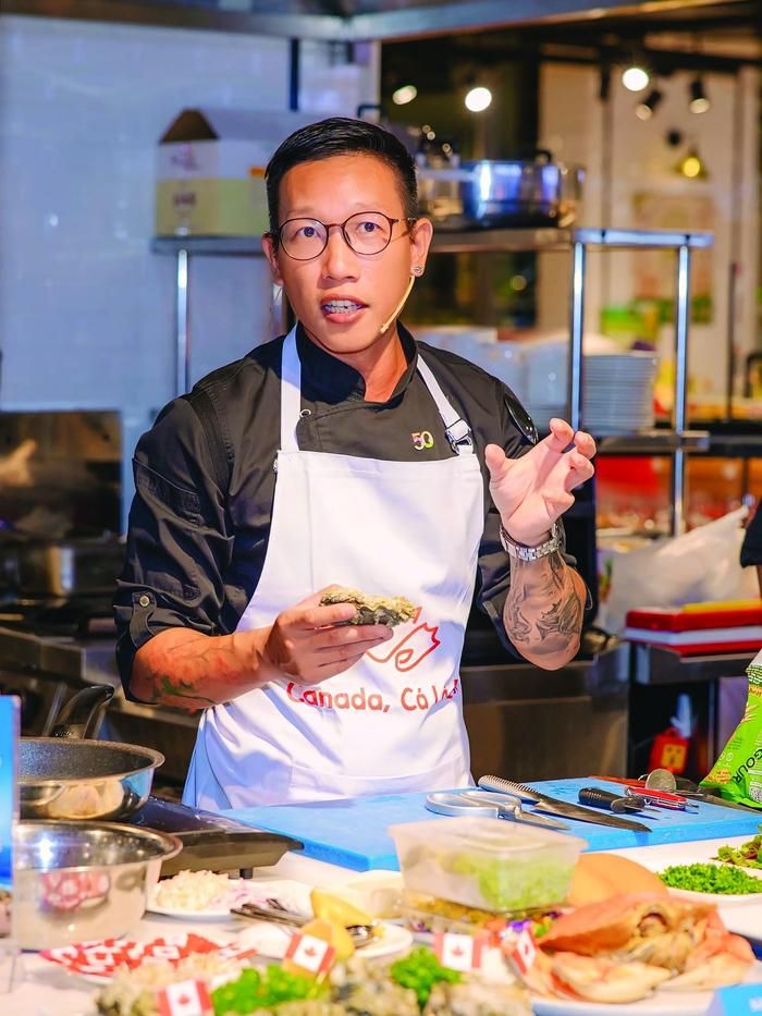 Đầu bếp Nguyễn Mạnh Hùng giới thiệu món ăn