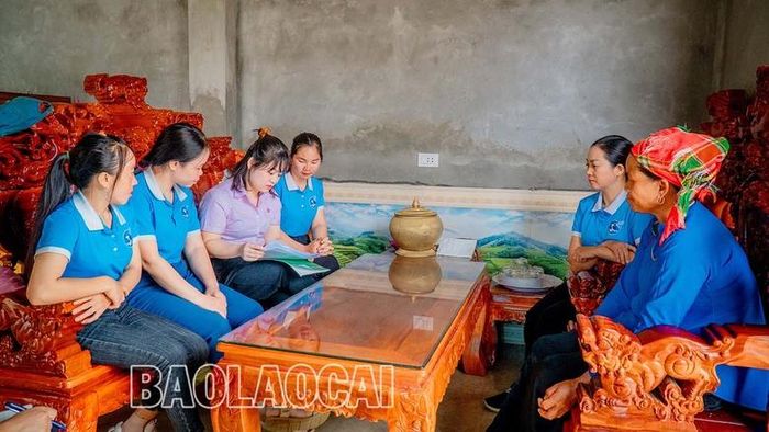  Tuyên truyền chính sách vay vốn ưu đãi cho hội viên phụ nữ xã Nậm Chảy (huyện Mường Khương). 