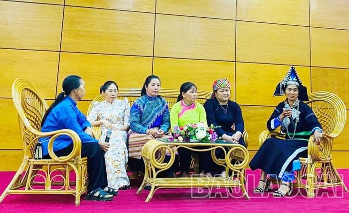  Giao lưu trao đổi tại buổi tọa đàm, gặp mặt phụ nữ tiêu biểu làm kinh tế giỏi tỉnh Lào Cai năm 2023. 