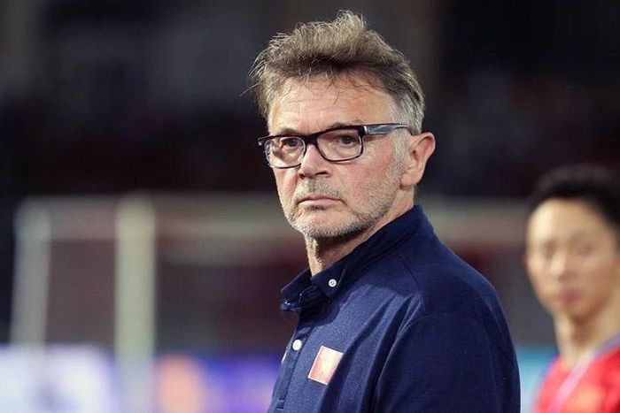 HLV Troussier vẫn đang tỏ ra rất mơ hồ về triết lý bóng đá của mình? Ảnh: VFF