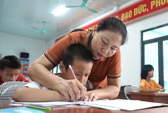 Mặc dù đã nghỉ hưu nhưng cô giáo Hoàng Thị Vỵ (người dân tộc Cao Lan ở thôn Ngòi Khang, xã Bảo Ái, huyện Yên Bình, tỉnh Yên Bái) vẫn tiếp tục dạy chữ và hỗ trợ chăm sóc trẻ bị khuyết tật