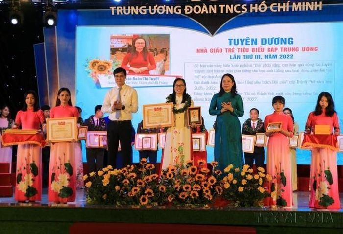 Lễ tuyên dương, trao tặng Giải thưởng “Nhà giáo trẻ tiêu biểu” cấp Trung ương lần thứ III cho 100 nhà giáo trẻ tiêu biểu trong công tác giảng dạy, nghiên cứu; có thành tích xuất sắc trong công tác Đoàn, Hội (2022)