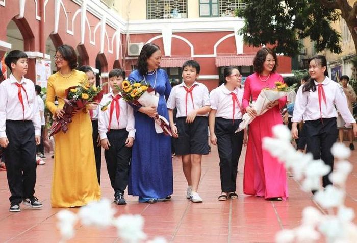 Ngày 20/11 hằng năm là dịp để các thế hệ cán bộ, giáo viên và học sinh mỗi nhà trường gặp gỡ, giao lưu, ôn lại truyền thống, cũng là dịp để xã hội tri ân công lao to lớn của của các nhà giáo đã không quản ngại khó khăn, ngày đêm vun đắp cho sự nghiệp trồng người