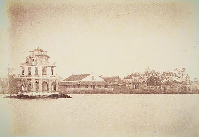 Chùa ở bên kia hồ