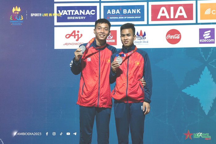 Vũ Tiến Mạnh (bên phải) giành 3 huy chương bạc tại ASEAN Para Games 12.