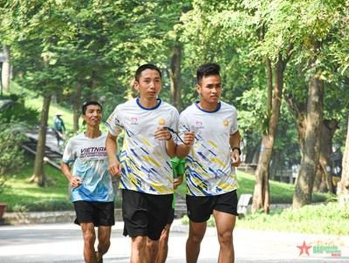 Để có thể sải bước trên đường đua, Vũ Tiến Mạnh (bên phải) đã tích cực luyện tập, không ít lần bị va vấp dẫn đến trầy xước chảy máu. 