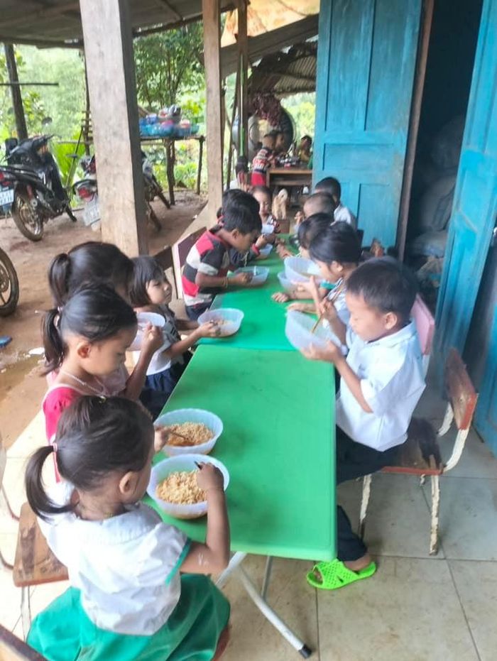 Thầy Nguyễn Văn Nhân còn dự trữ cả mì tôm từ nguồn hỗ trợ của các nhà hảo tâm để làm bữa ăn sáng cho học sinh. 