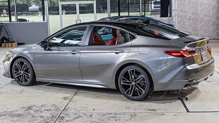 Camry 2025 sẽ được mở bán vào mùa xuân năm sau.