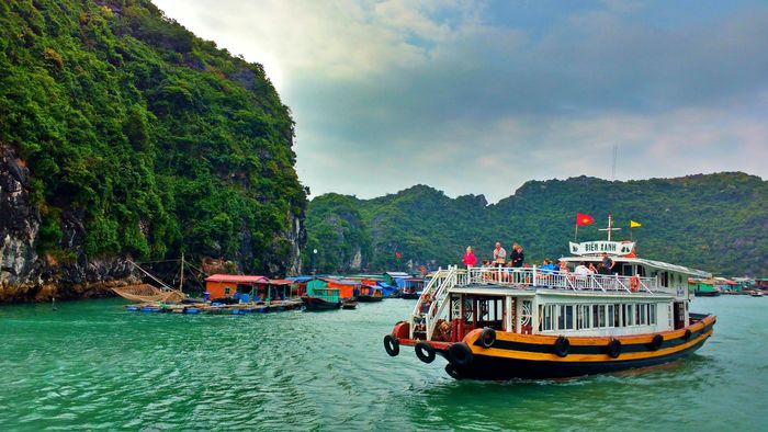 Một số tàu du lịch bị rò rỉ dầu khiến chất lượng nước biển bị ảnh hưởng (Ảnh: Mad Skillz).