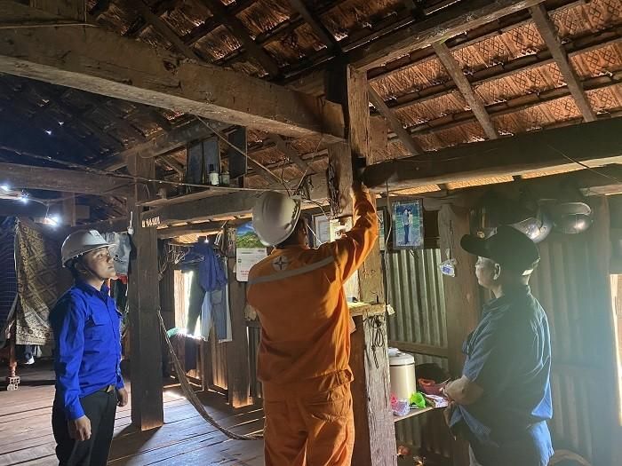  Đoàn cơ sở PC Gia Lai sửa chữa và thay thế một số thiết bị điện cho các hộ nghèo dân tộc thiểu số 