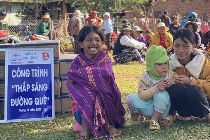  Niềm vui thể hiện trên nụ cười rạng rỡ của các cháu bé trong làng 