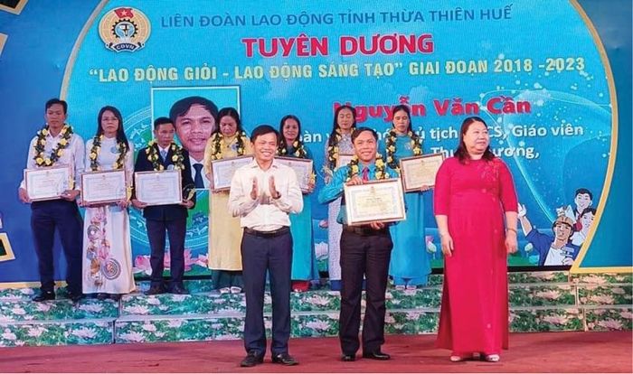 Thầy giáo Nguyễn Văn Cần (giữa) được Liên đoàn Lao động tỉnh tuyên dương “Lao động giỏi – Lao động sáng tạo giai đoạn 2018 – 2023”