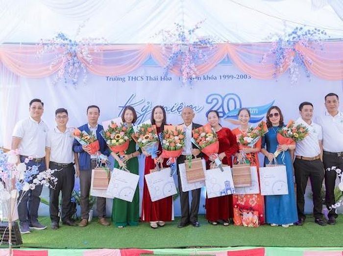 Các bạn học sinh tặng quà tri ân thầy cô