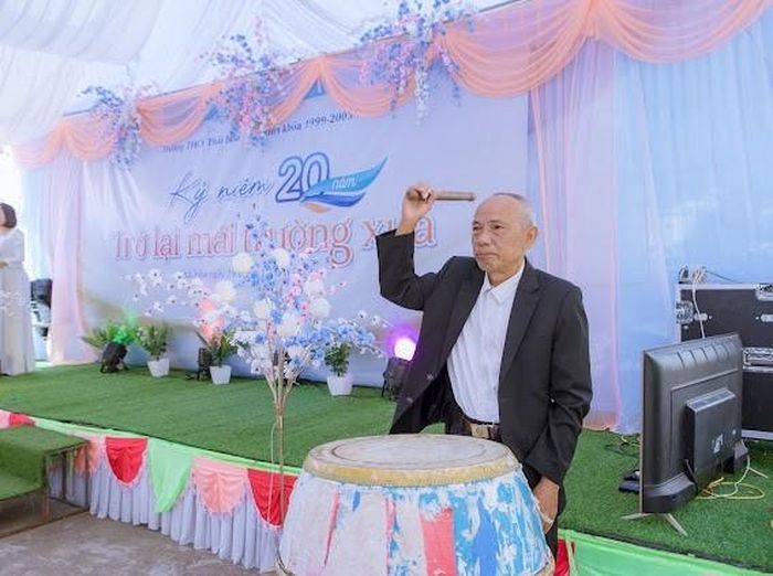 Thầy Tạ Đức Đạo nguyên Hiệu trưởng Trường