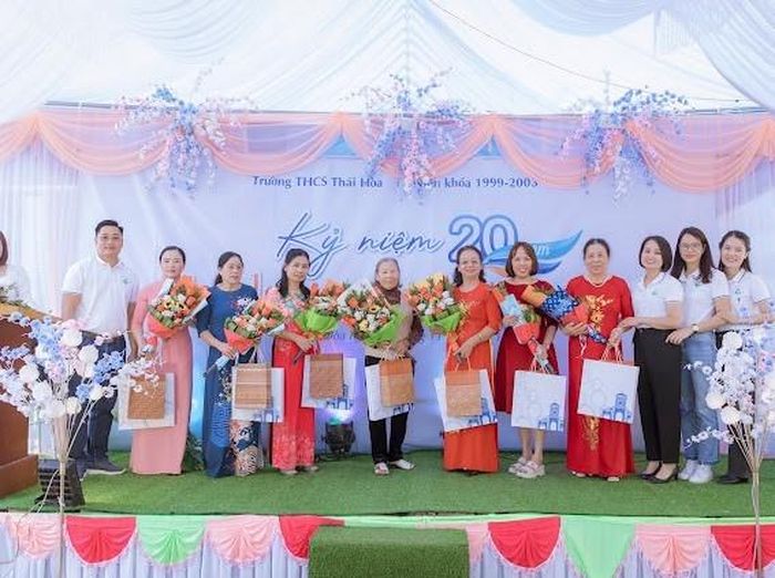Các bạn học sinh tặng quà tri ân thầy cô