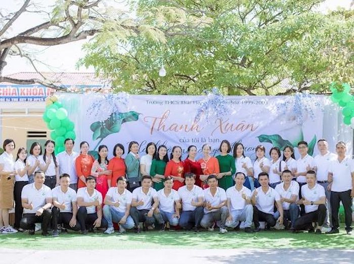 Cô và trò chụp ảnh lưu niệm