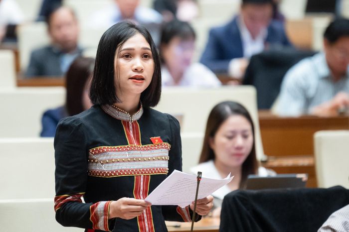 ĐBQH Nàng Xô Vi: Việc trả lời và hướng giải quyết kiến nghị cử tri thời gian qua có nội dung còn chậm, như chính sách hỗ trợ, giáo dục, bảo hiểm y tế cho người dân có hoàn cảnh khó khăn, thu nhập thấp không còn được hưởng các chính sách này do điều chỉnh danh sách các xã, thôn, khu vực khó khăn, đặc biệt khó khăn vùng đồng bào dân tộc thiểu số và miền núi...