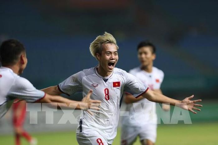 Văn Toàn trở thành người hùng của Olympic Việt Nam - Ảnh: TTXVN