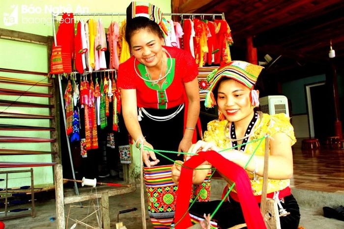 Nghề dệt thổ cẩm là một trong những hoạt động nhằm thu hút khách du lịch đến với miền Tây Nghệ An. Ảnh tư liệu: P.V 