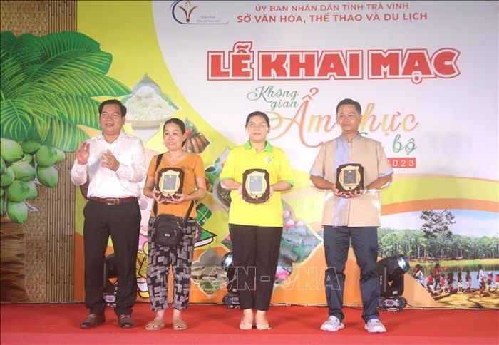 Ban tổ chức trao chứng nhận sở hữu món ẩm thực tiêu biểu của tỉnh gồm: bún suông, canh xiêm lo và bánh tét Trà Vinh.