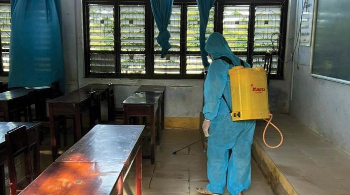 Phun thuốc tiêu độc khử trùng tại trường học ở Phú Vang