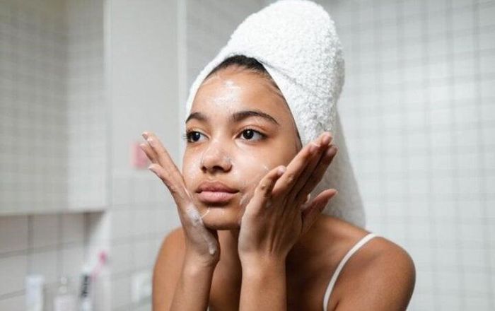 Cồn trong mỹ phẩm có thể gây viêm da, kích ứng, phá vỡ hàng rào bảo vệ da, gây khô da và mất nước.
