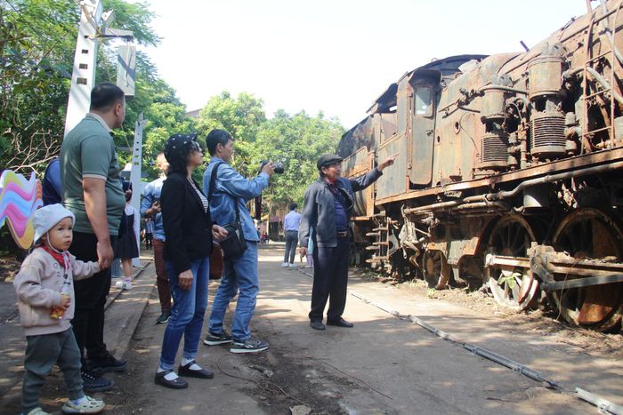 Dịp này, người dân và du khách có cơ hội được tham quan không gian cũng như tìm hiểu về lịch sử của ngành đường sắt Việt Nam.