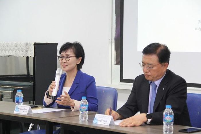 Bà Chang Eun Sook, Chủ tịch Hiệp hội Người Hàn tại Hà Nội phát biểu tại họp báo