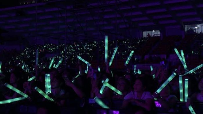 “Biển xanh” lightstick của khán giả dành cho đêm nhạc đầu tiên của Westlife. Ảnh: Anh Thư