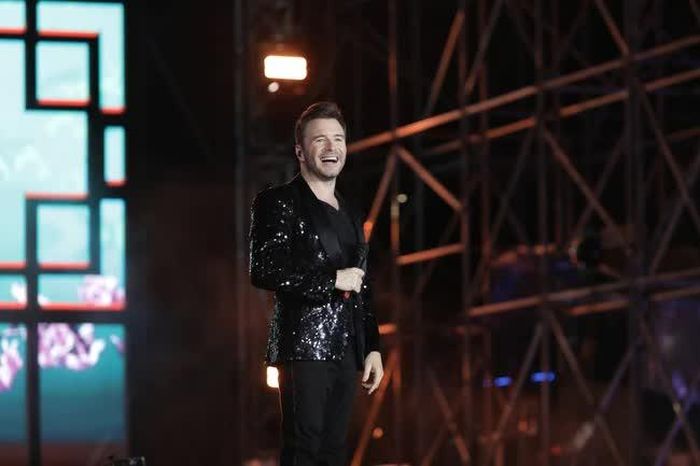 Trưởng nhóm Shane Filan hào hứng khi được fan Việt ủng hộ nhiệt tình. Ảnh: BTC cung cấp