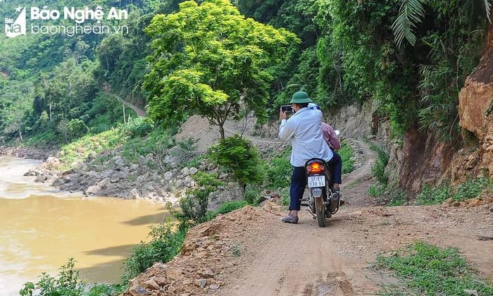  Đoạn đường vào bản Cha Nga chạy dọc thượng nguồn Nậm Nơn, nơi quy hoạch lòng hồ thủy điện Mỹ Lý. Ảnh: T.C 