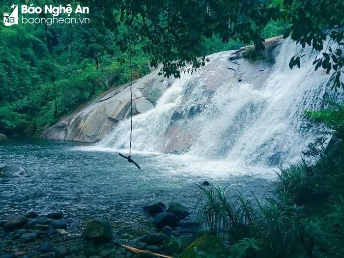  Theo lãnh đạo xã Tiền Phong, thác nước này sẽ bị "xóa sổ" nếu xây dựng thủy điện. Ảnh: K.T 