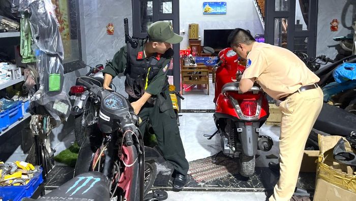 Lực lượng công an kiểm tra các loại giấy tờ.