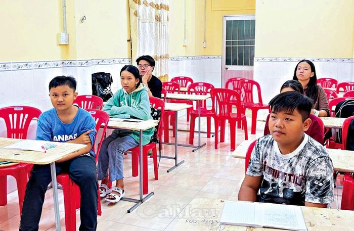 Nhiều bạn trẻ từ nhiều cấp học tìm đến lớp học tiếng Anh này và có hoàn cảnh khó khăn.
