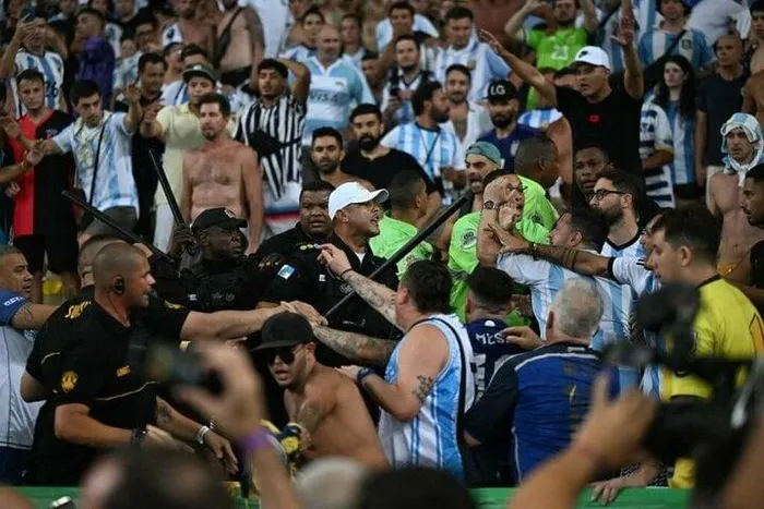 ⚔️🇧🇷🇦🇷 ¡Choque de fans de Brasil y Argentina! Messi indefenso mientras el equipo se retira al vestuario. ¡Sube la tensión en el estadio! 2