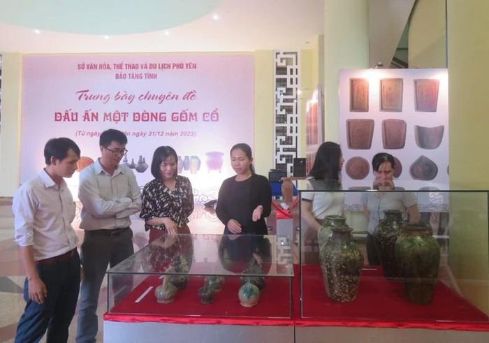 Khách tham quan triển lãm "Dấu ấn một dòng gốm cổ".