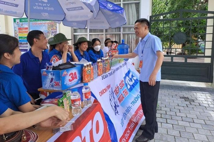 Ông Nguyễn Văn Đoạt thăm và động viên các tình nguyện viên tại Kỳ thi tốt nghiệp THPT năm 2023. Ảnh: NVCC