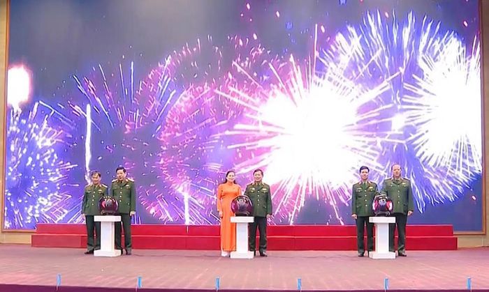 Thượng tướng Lê Huy Vịnh cùng các đại biểu thực hiện nghi thức nhấn nút phát động Tháng hành động vì bình đẳng giới và phòng ngừa, ứng phó với bạo lực trên cơ sở giới trong Quân đội năm 2023. Ảnh: Hồng Pha