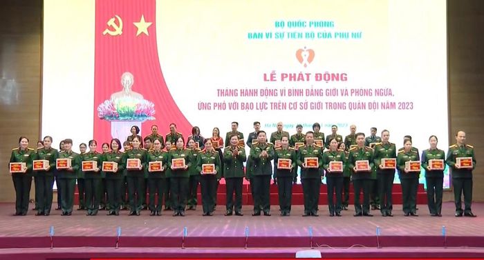 Thượng tướng Lê Huy Vịnh, Ủy viên Trung ương Đảng, Ủy viên Quân ủy Trung ương, Thứ trưởng Bộ Quốc phòng; Trung tướng Nguyễn Văn Gấu, Ủy viên Trung ương Đảng, Ủy viên Quân ủy Trung ương, Phó Chủ nhiệm Tổng cục Chính trị QĐND Việt Nam trao quà tặng các gia đình quân nhân tiêu biểu. Ảnh: Hồng Pha