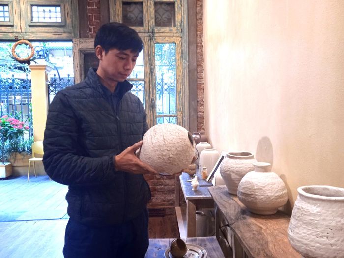  Nguyễn Trường Sơn chia sẻ, gốm “be chạch” đặc sắc ở cách tạo hình nên không có sản phẩm nào hoàn toàn giống nhau. 
