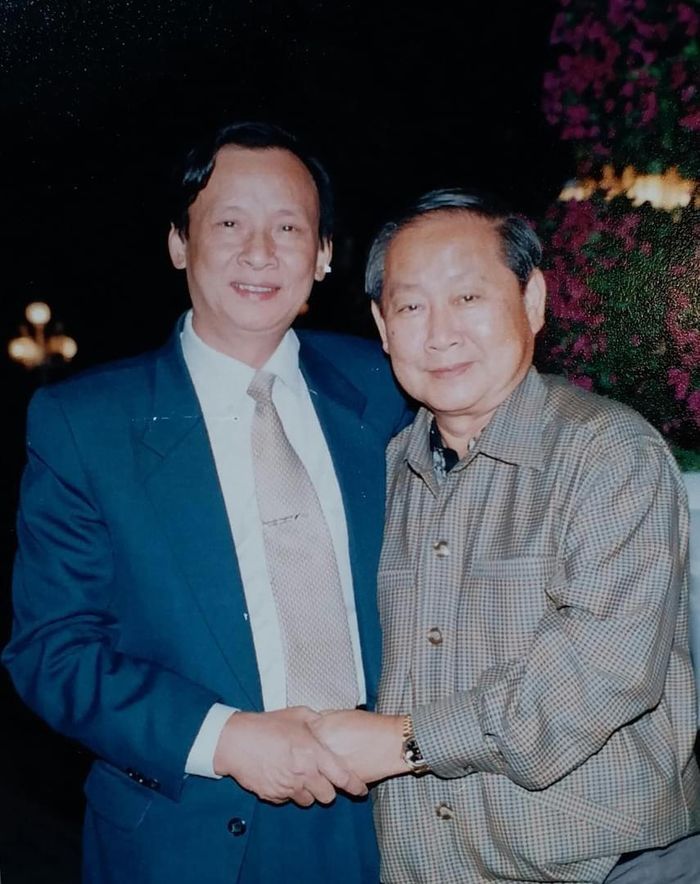 Nhà báo Bandhit (phải) & nhà báo Kim Toàn (Hải Phòng), năm 2005.