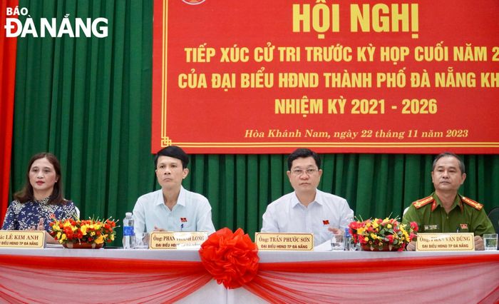 Phó Chủ tịch Thường trực HĐND thành phố Trần Phước Sơn (thứ 2, phải sang) và các đại biểu HĐND thành phố đơn vị quận Liên Chiểu tiếp xúc cử tri phường Hòa Khánh Nam. Ảnh: N. QUANG