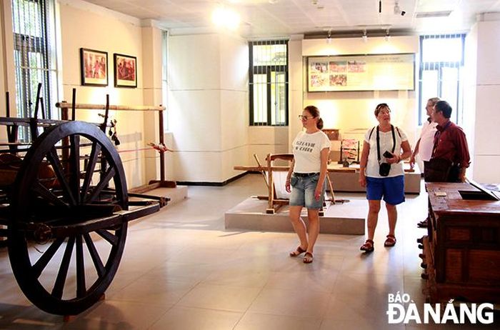 Du khách người nước ngoài tham quan phòng văn hóa Chăm.