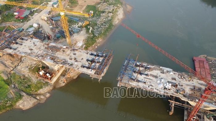  Tổng chiều dài cầu là 250,2 m, gồm 5 nhịp, trong đó các nhịp là dầm liên tục bằng bê tông cốt thép dự ứng lực thi công theo phương pháp đúc hẫng cân bằng và đúc tại chỗ. 