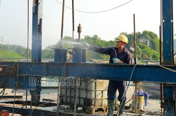  Công nhân bảo dưỡng bê tông sau khi đổ. 