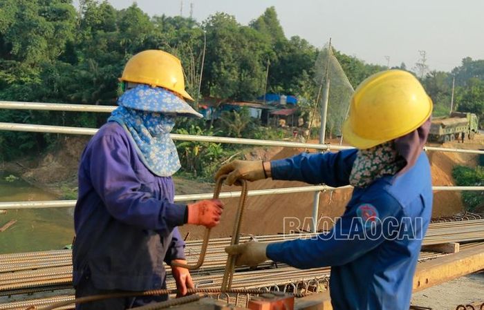  Những ngày này, nhà thầu đang huy động tối đa nhân lực để đẩy nhanh tiến độ. 