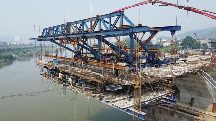  Mỗi đốt cầu phải cần tới hàng chục mét khối bê tông. 