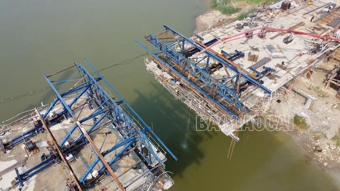  Chỉ còn 2 đốt đúc hẫng nữa là nhịp cầu sẽ được nối liền. 